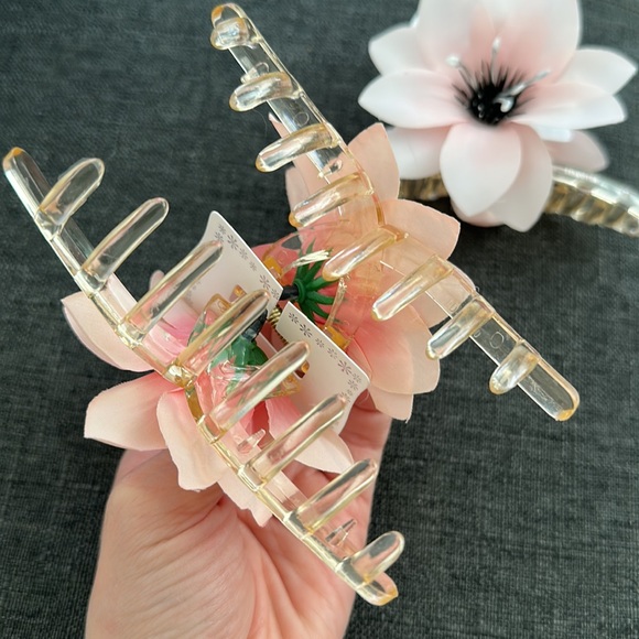Set of 2 Flower Claw Clip - Picture 4 of 5